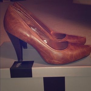 Mossimo Vonnie Distressed “leather” Heel W10